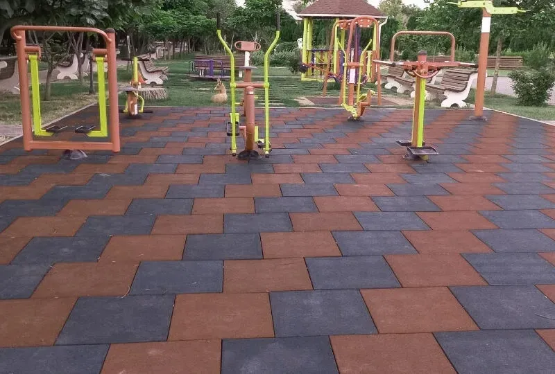 Резиновая плитка или рулонное покрытие: что лучше выбрать?